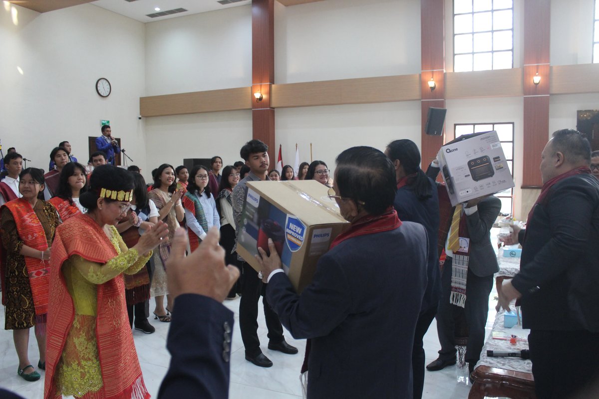 Penyerahan Doorprize kepada Tamu Undangan