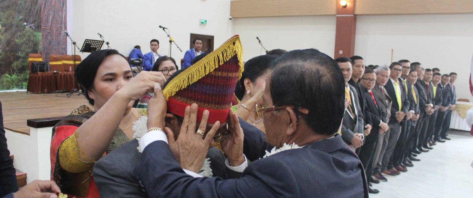 Pemasangan Sortopi, Sortali dan Ulos kepada Ketua Terpilih PPTSB Wilayah Jakarta Baru